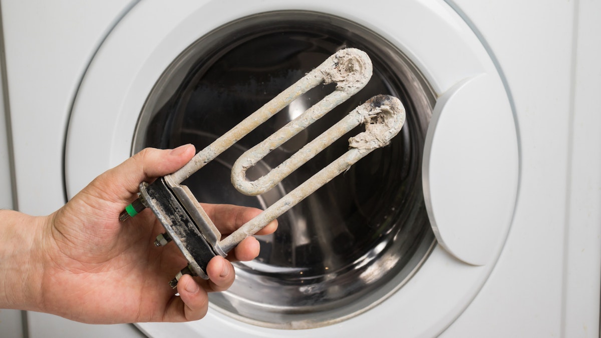 Electric water descalers to reduce hard water residue